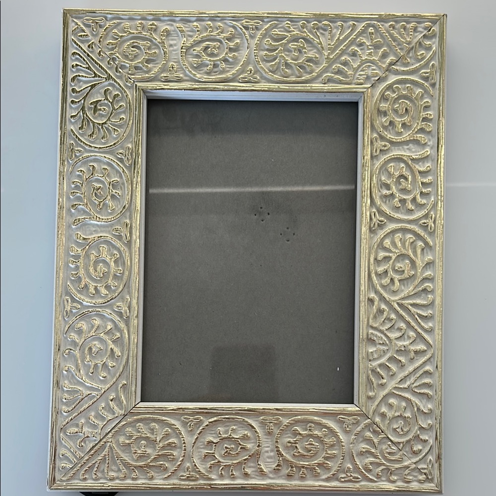Vintage-Inspired Silver Ornate Picture Frame